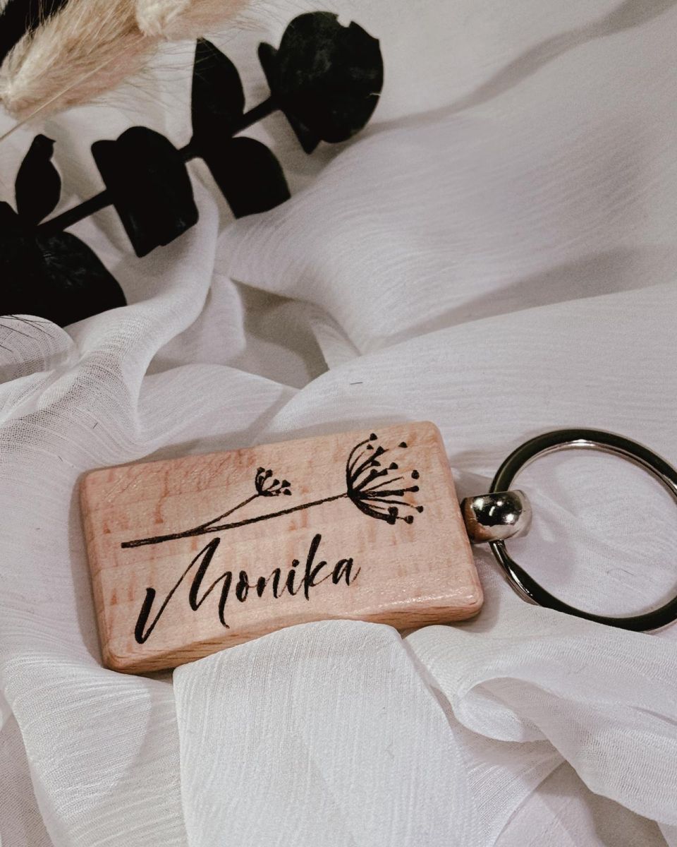 Schlüsselanhänger mit Blume individualisiert mit deinem Wunschnamen